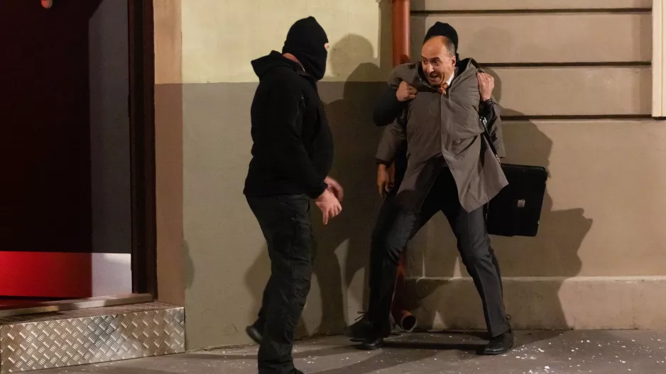 Palermo v Ulici: Lumír a Mastný vyděšeně panikaří, Koníček je brutálně napaden a Pokladník už není největším zlem