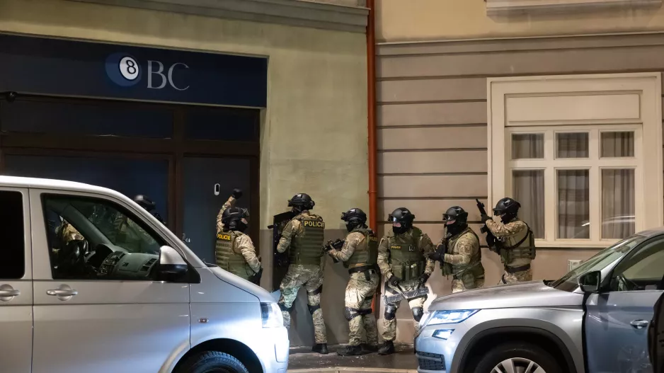 Ulice: Policejní komando zasahuje! Velký zátah nejen proti kulečníkovému klubu, na vině je Starosta Hložánek