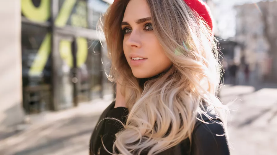 5 vlasových trendů pro rok 2026: Bobům odzvonilo, módu ovládnou dlouhé vlasy a melíry