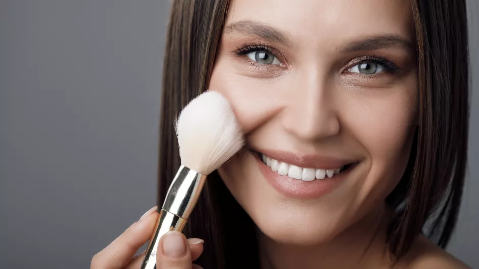 Jak v zimě dodat pleti svěží vzhled? Naučte se správně používat rozjasňovač