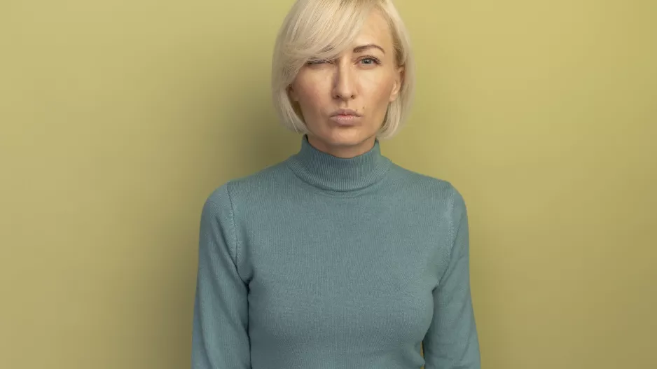 “Nakupuji a platím obědy mámě, ta ale peníze posílá mému bratrovi, který žije na dluh.” Michaela nechce bratra sponzorovat 