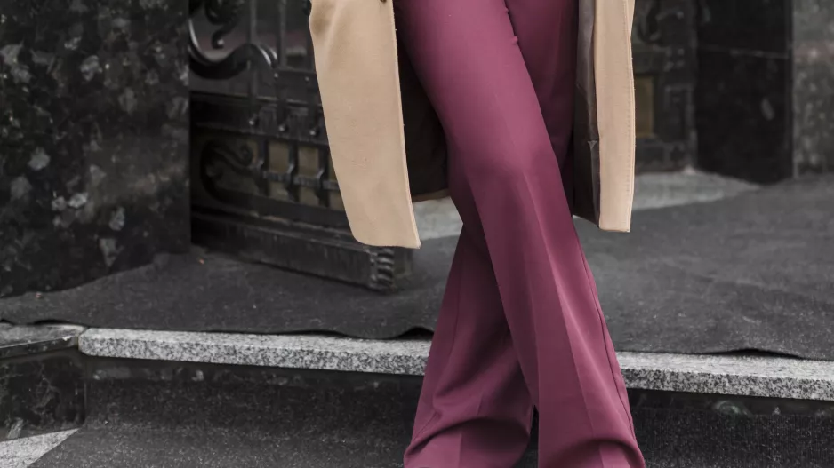 Máte oblé křivky? Tyto 3 střihy kalhot vám padnou. Úzkým nohavicím se raději vyhněte