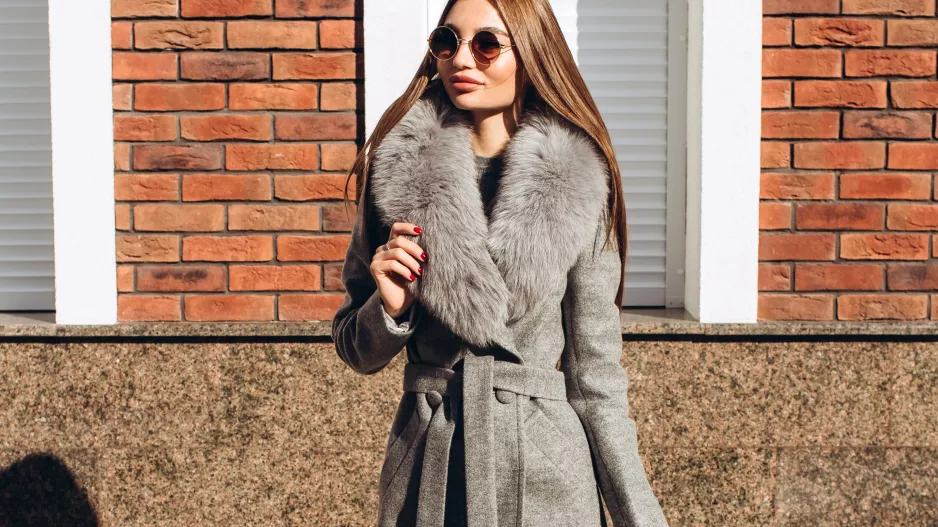 Kabáty s tímto detailem osvěží letošní sezonu váš šatník: Hodí se nejen na zimu