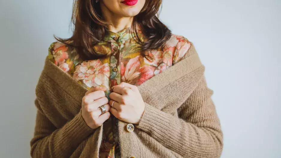 Kardigan místo saka – jak vytvořit elegantní look?