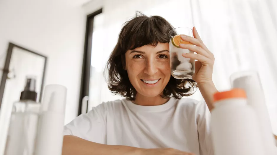 Vysycháte a ani o tom nevíte: Proč po padesátce mizí přirozený pocit žízně a jak to odnášejí ledviny