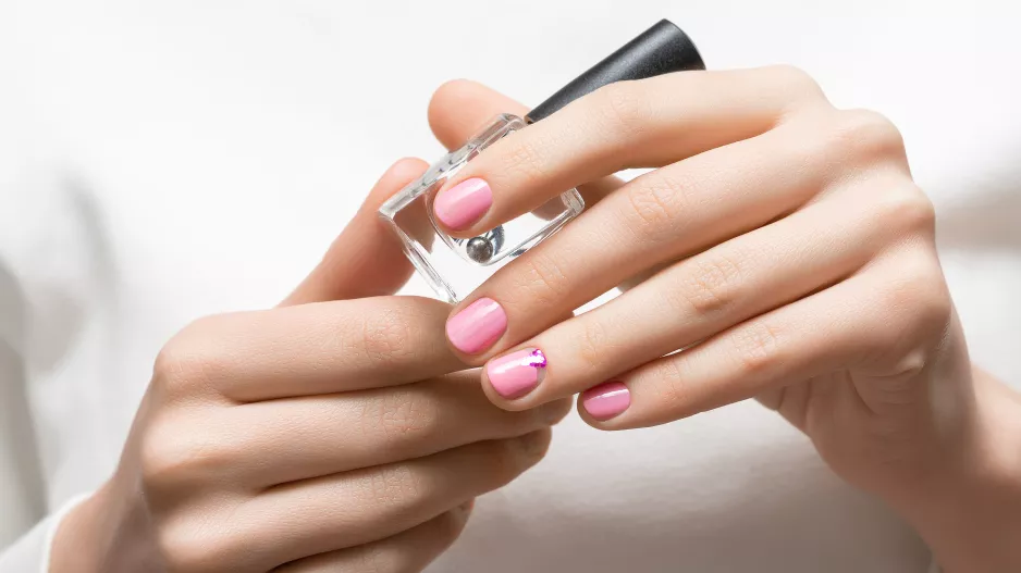 Trend v manikúře pro jaro 2026: Nehty v barvě jahodového mléka si zamilujete. Hodí se pro každou délku, tvar i příležitost