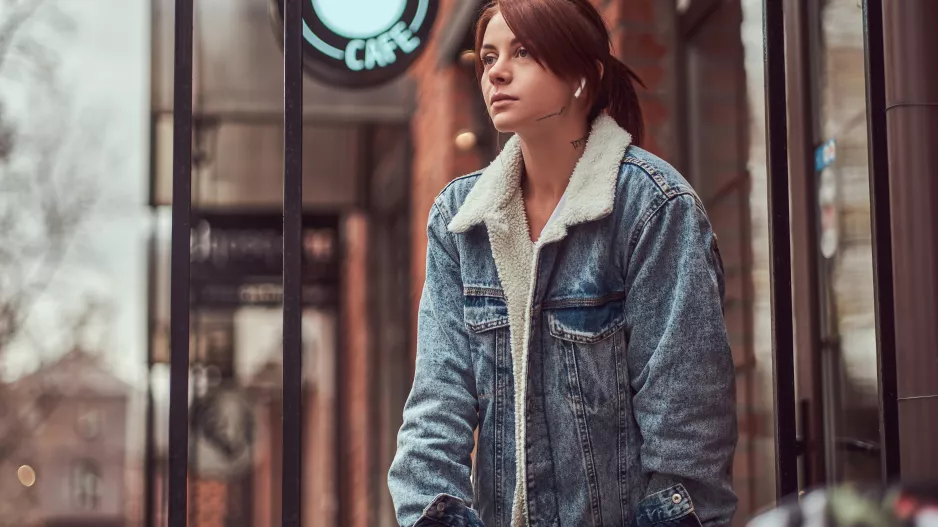 Zdánlivě k sobě nejdou. Farmářské bundy a volné džíny s těmito botami? Trend, který vás uhrane