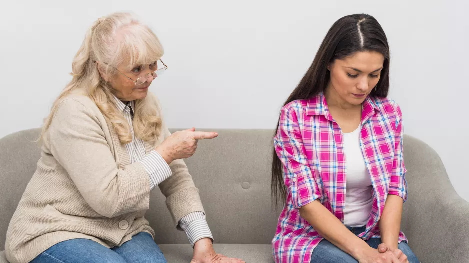 “Moje matka mi neustále mluví do výchovy, už toho mám vážně dost,” je naštvaná Rita