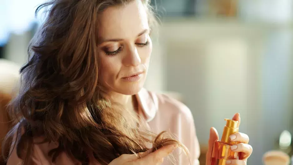 Vlasům dlouhodobě chybí lesk? Obvykle při péči chybujeme v těchto 5 věcech