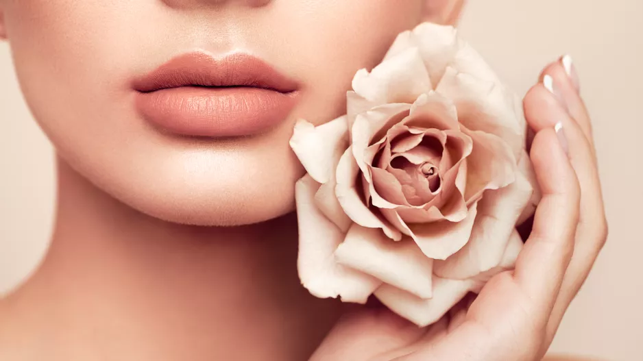 Kosmetika s růžemi: Proč by královna květin neměla chybět ve vaší péči o pleť hlavně po padesátce
