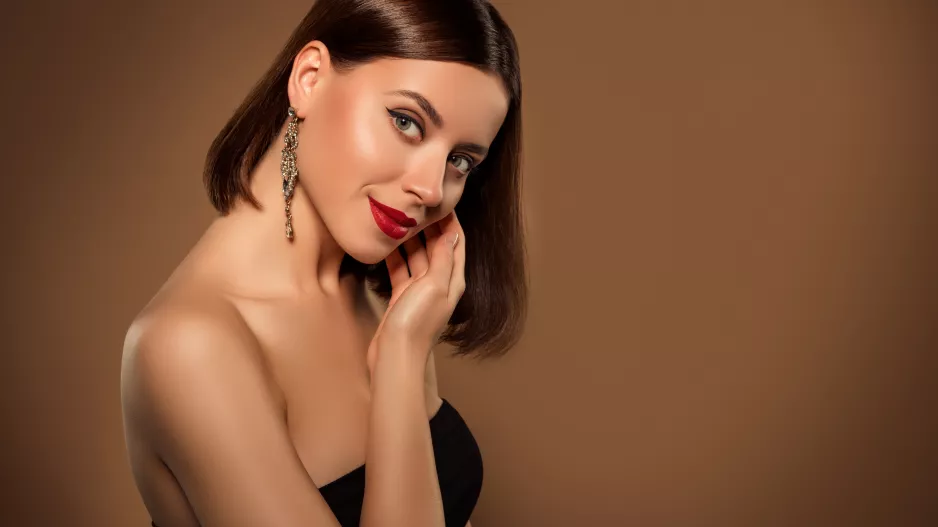 Hodí se nejen na ples, ale i do ulic: Vrací se smyslné glamour líčení z 90. let