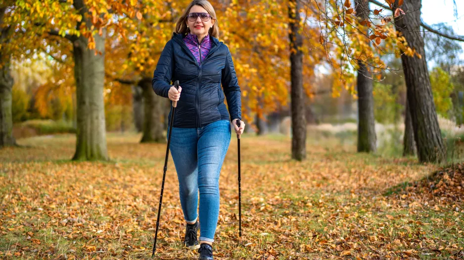 Nordic walking: Proč je chůze s hůlkami nejlepší kardio po padesátce