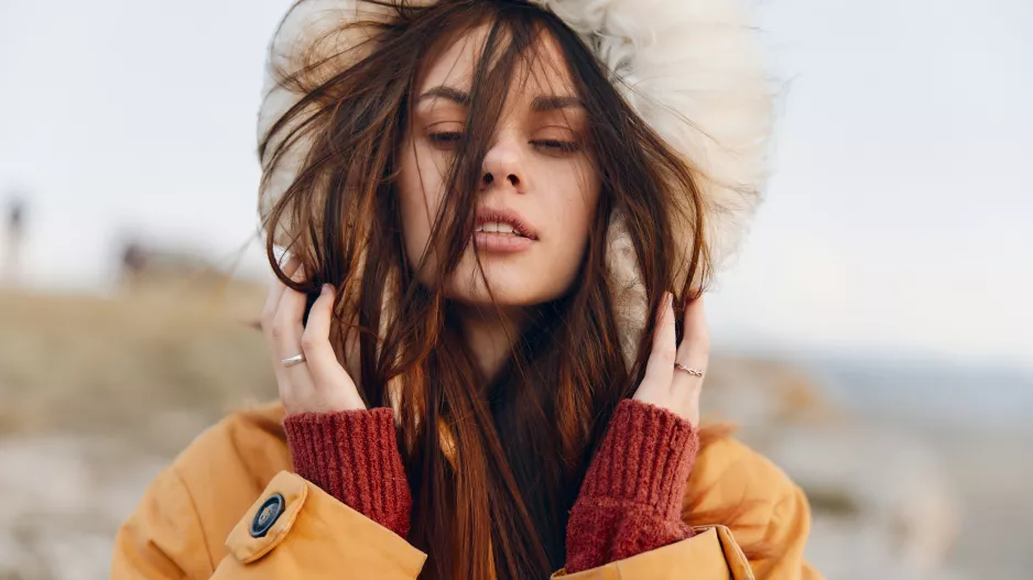 Přehnaná péče, přetopené místnosti nebo nešetrné česání: Zjistěte, jaké další chyby děláme v zimě v péči o vlasy