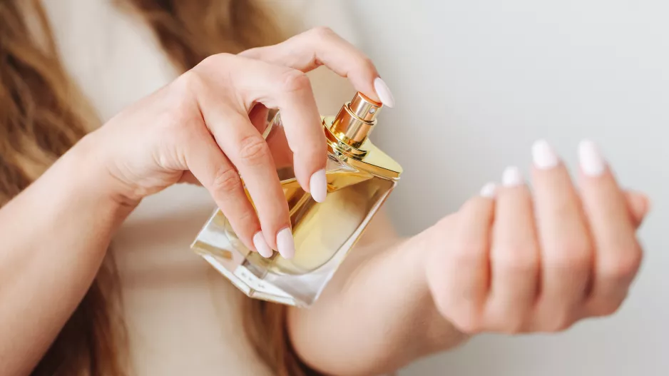 Navoníte se ráno a odpoledne už nic? Poradíme, jak docílit toho, aby parfém vydržel celý den