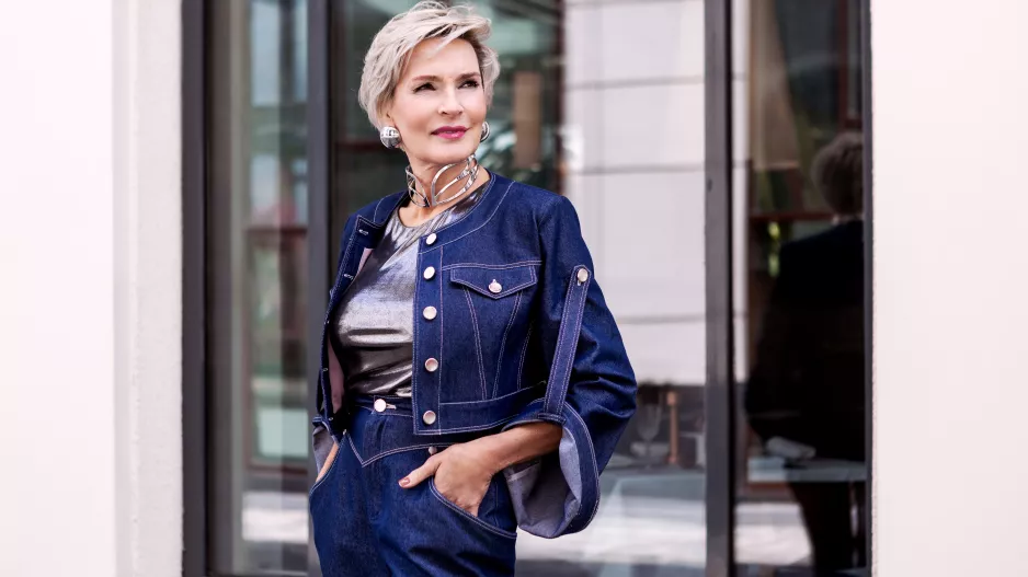 Zvonové džíny jsou zpět v plné parádě: 5 topů, které k nim perfektně padnou. Je mezi nimi bílá košile i jeden oblíbený vzor