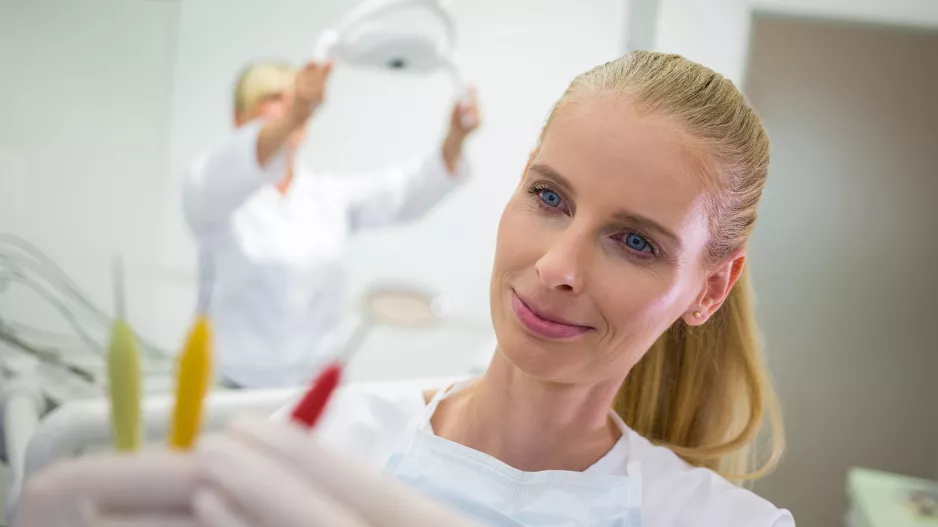 Odhalené krčky nejsou jen estetický problém: Co prozradí vaše dásně o stavu vašeho srdce