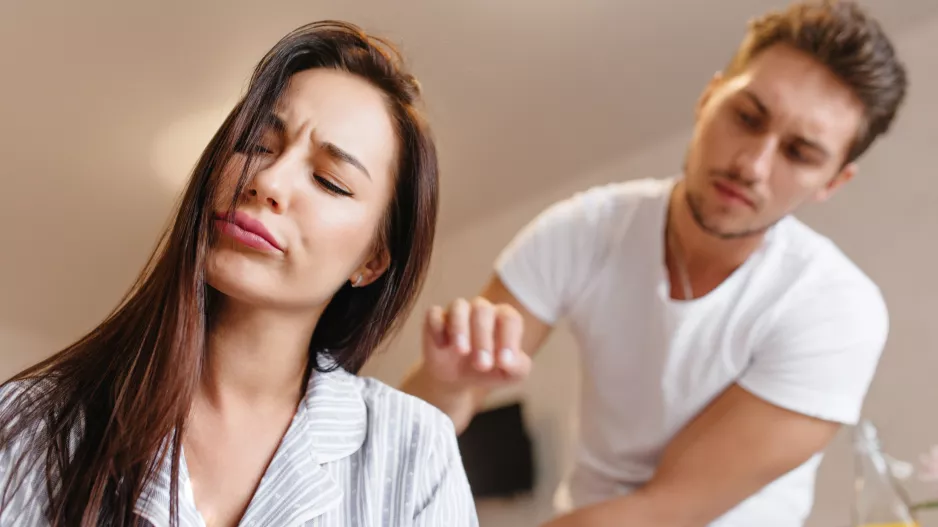 „Žárlí ten, kdo miluje, tvrdí můj partner, který mě kontroluje všude,“ je rozladěná a překvapená Ester