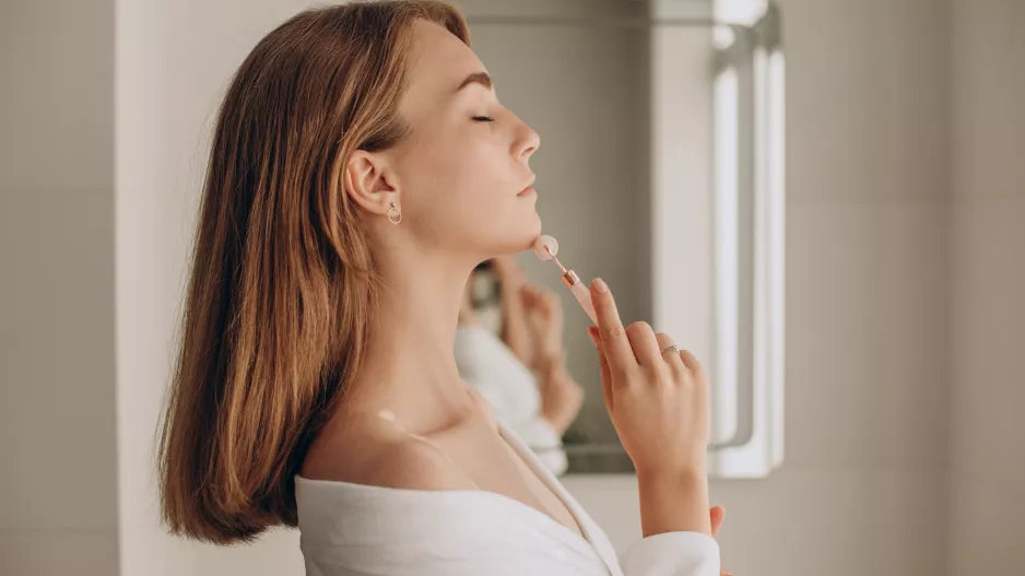 Trápí vás povislá brada? Pomoci mohou kvalitní kosmetika i tyto 3 jednoduché cviky