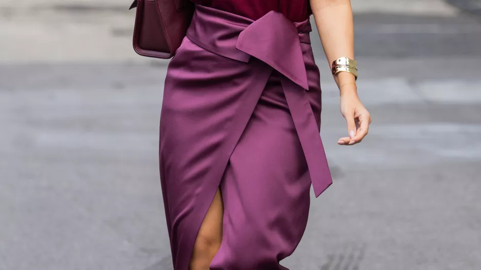 Jarní trendy v sukních pro rok 2026: Nosit se budou tyto 3 střihy. Lichotí i plnější postavě