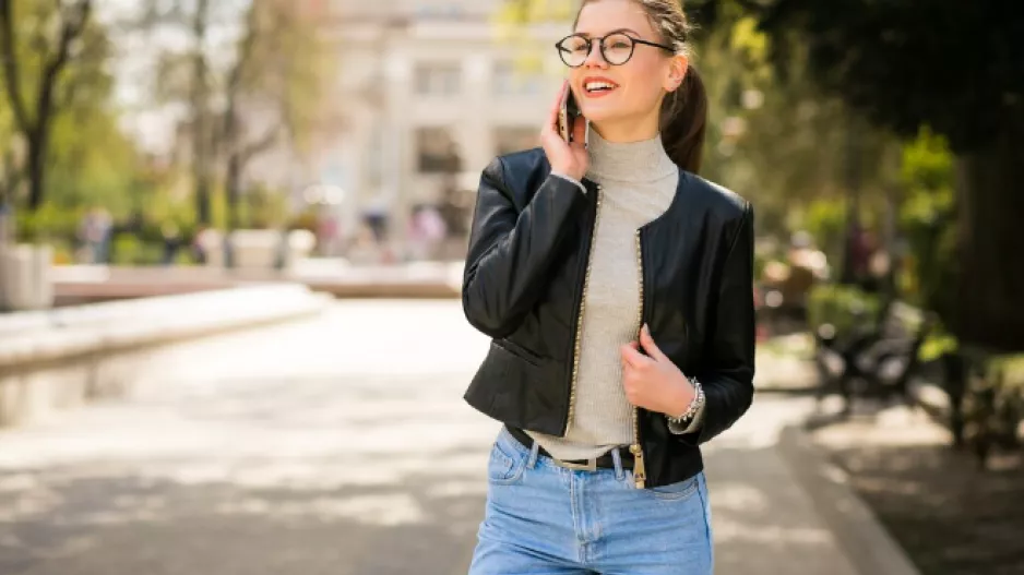 Možná myslíte, že na ni nemáte proporce. Ale vypasovanou bundu lze nosit celoročně, chce to jen správný styling