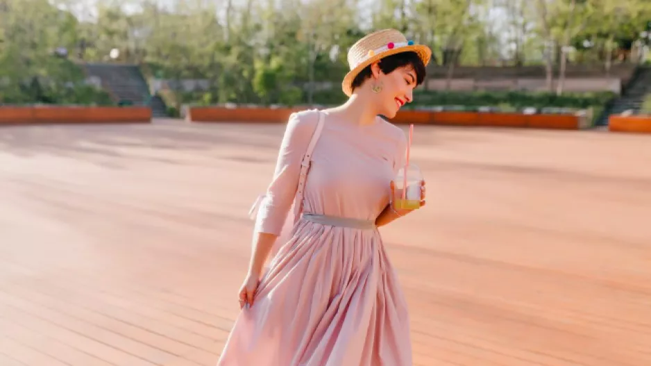 Saténové šaty už nejsou jen spodničkou našich babiček. V roce 2026 udávají směr. Obzvlášť spojíte-li je s jedním materiálem