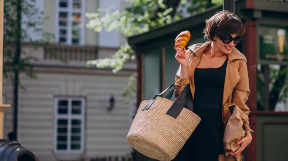 Mini odzvonilo. V roce 2026 se budou nosit maxi tašky. Seženete je už od pár stovek