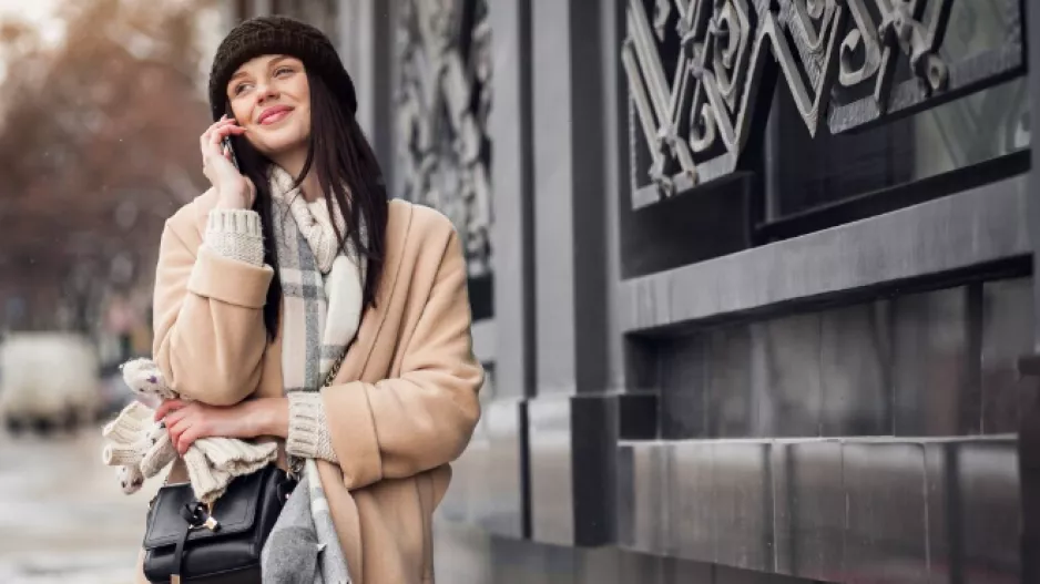 Široká šála jako módní doplněk. To, co dříve hřálo, nyní nahradilo saka a kabátky. Jak pléd elegantně nosit?