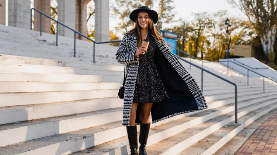 Jezdecké boty s počátkem jara doplní sukně a šaty nad kolena. Vykouzlí nádhernou siluetu