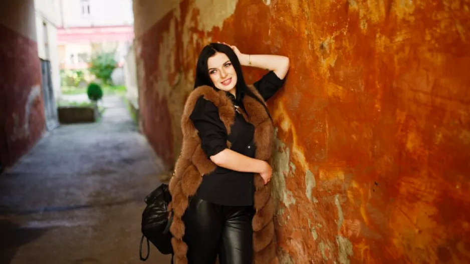 Možná z nich máte strach, ale neprávem. Kalhoty z tohoto materiálu jsou luxusní i pohodlné, nosit je můžete celý rok