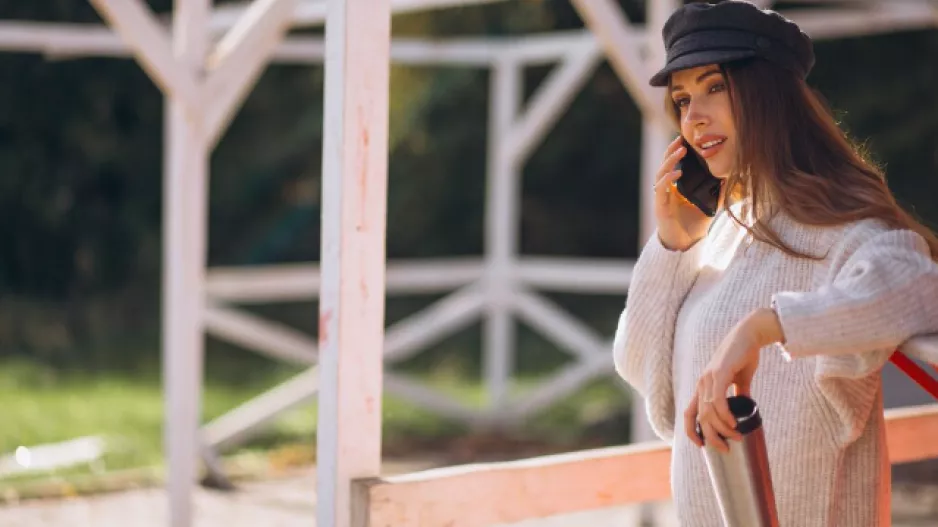 Decentní elegance v podobě úpletových šatů pod kolena. Zahřejí a zvýrazní vaše přednosti