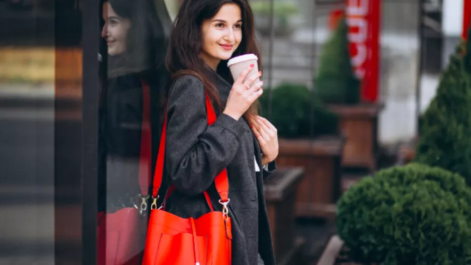 Nechcete nosit rudou rtěnku? Pak si pořiďte jiný kousek. Je trendem náročných žen