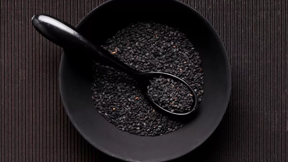 Tato malá černá semínka podpoří zdraví vašich kostí i krevní tlak. Jsou ale hodně kalorická