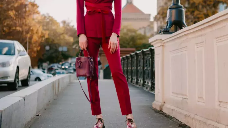 Zapomeňte na džíny. Letošní trend si žádá kalhoty z úplně jiného materiálu 