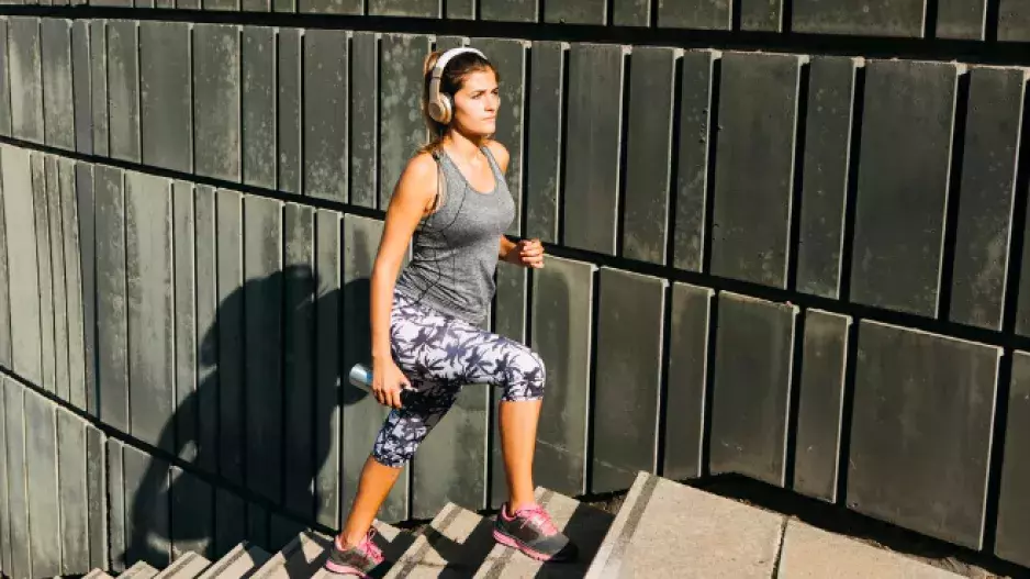 Vzpomínáte na capri kalhoty? Ženy zeštíhlí a hezky se kombinují s jednoduchými kousky pro vyvážený outfit