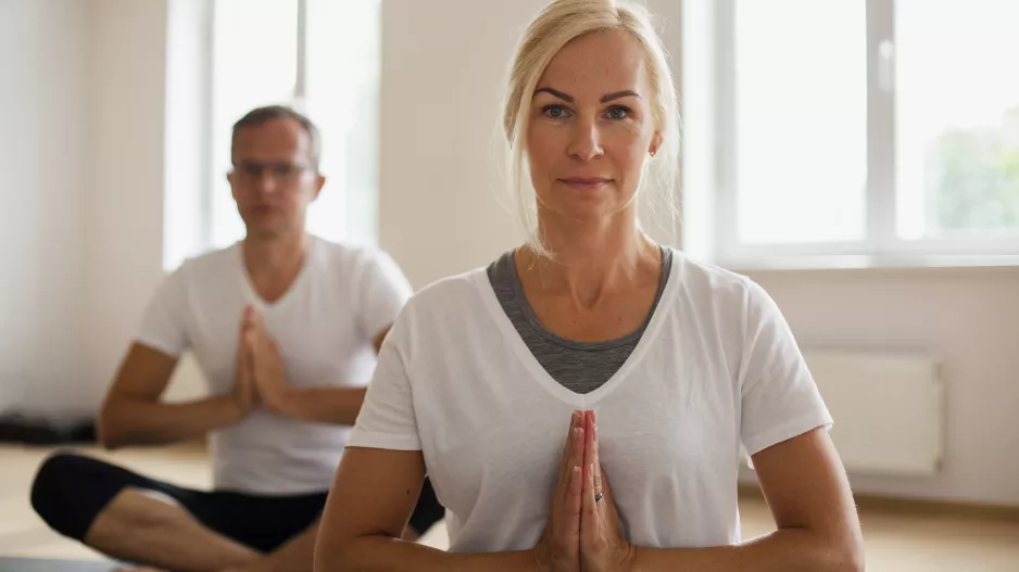 Pozice Ryby otevírá hrudník a krk, podporuje hluboké dýchání a funkci štítné žlázy