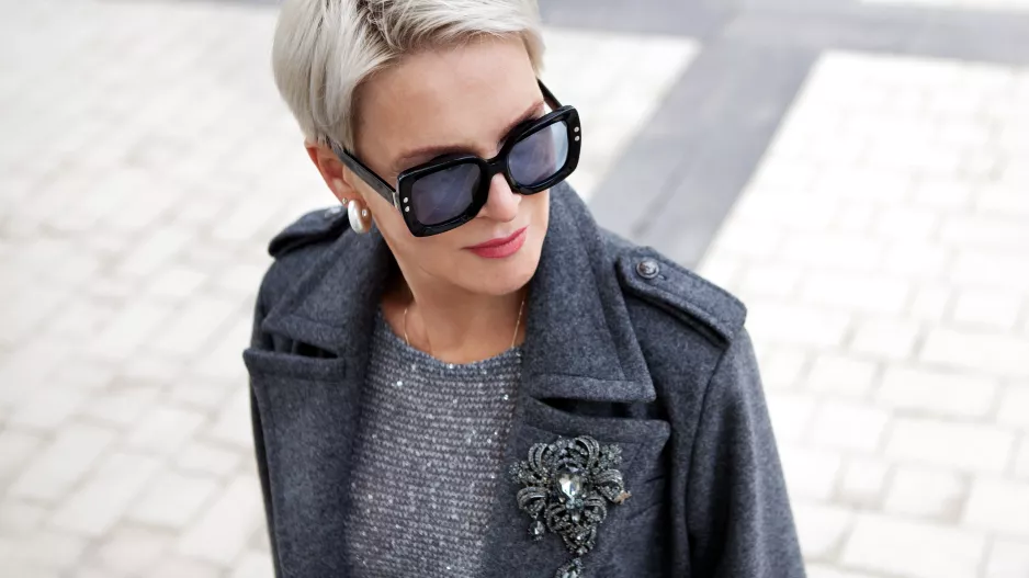 Nenápadný doplněk s velkým efektem: Brože jsou hitem letošního roku. Nosí se všude