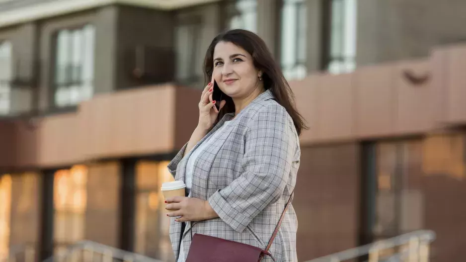 Největší chyby, které plnoštíhlé ženy dělají při oblékání: Nejen neforemné bundy, ale další zimní a jarní oblečení přidává kila