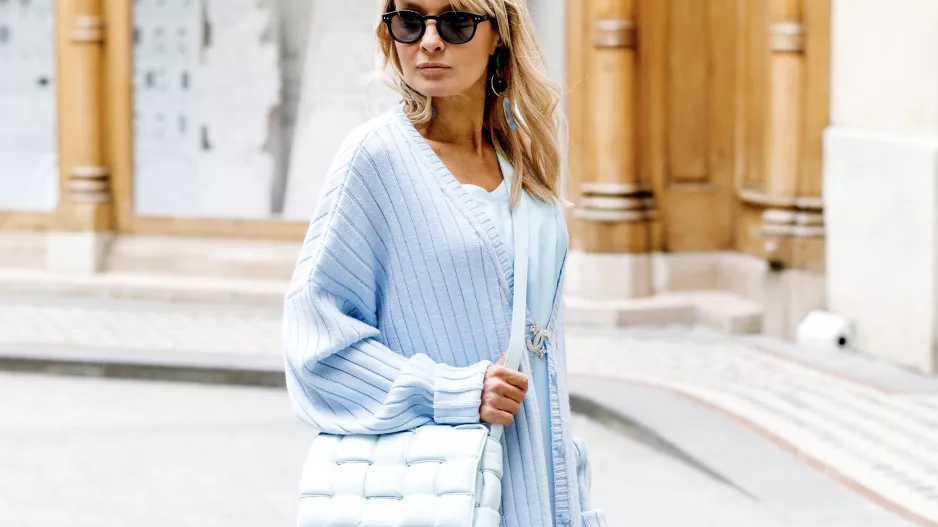 Konec zimní šedi. 5 osobitých barev, které přinese letošní jaro. Chladně modrá vede