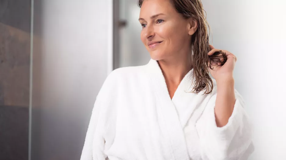 Chodíte spát s mokrými vlasy? Zaděláváte si na problém. Vyvarujte se těmto chybám