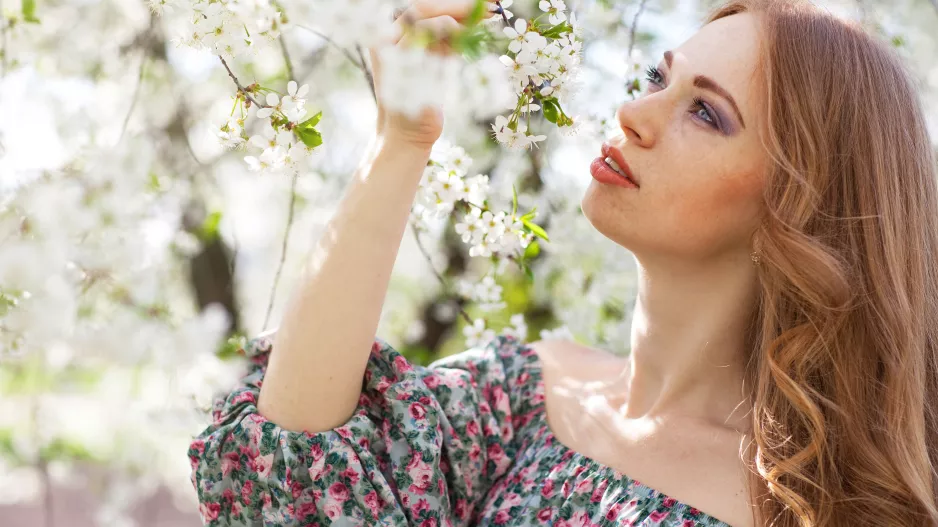 Jak připravit vlasy na jaro? Dopřejte jim hloubkovou regeneraci v těchto 5 krocích