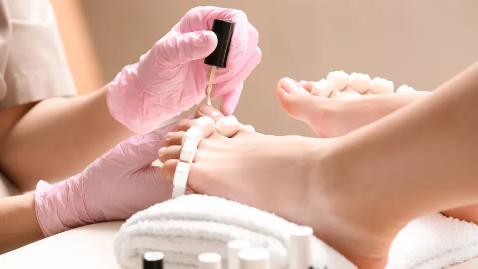 Krásné nohy do sandálů se rodí v zimě: Jak správně pečovat o zrohovatělou kůži a nehty