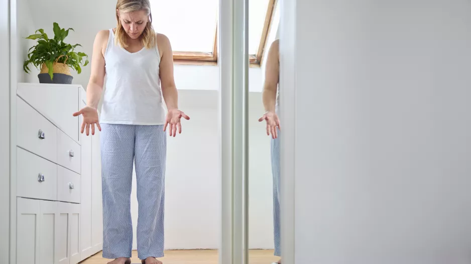 Velké břicho, o číslo větší prsa a oteklé nohy: Proč tělo zadržuje v menopauze vodu a ukládá více tuku