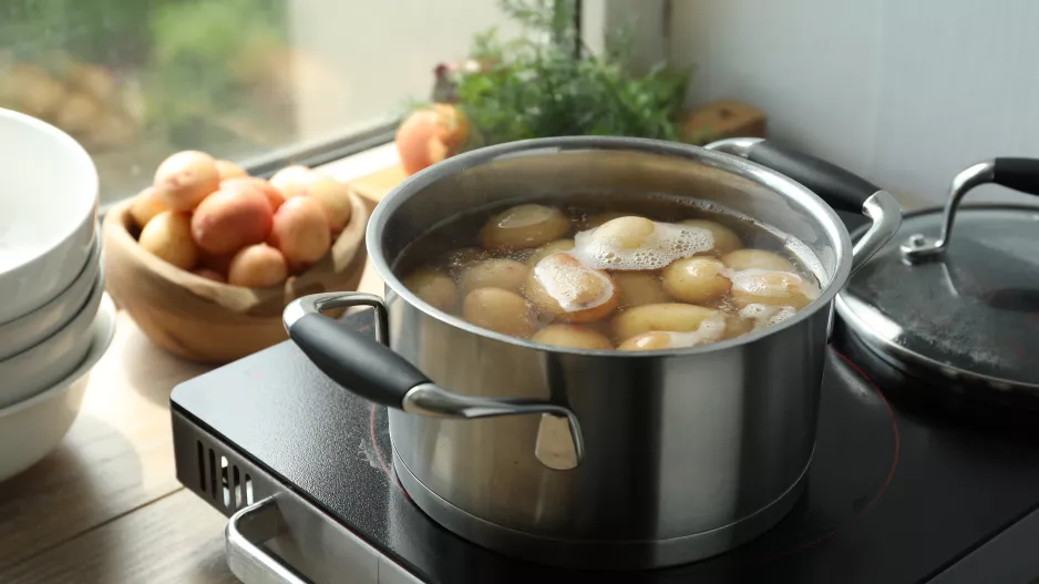 Vodu z brambor nevylévejte: Využijete ji nejen při vaření, ale i péči o tělo