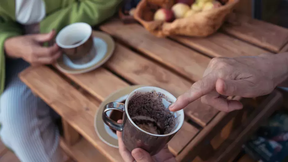 Kávovou sedlinu rozhodně nevyhazujte. Funguje jako přírodní čistič a prospívá rostlinám