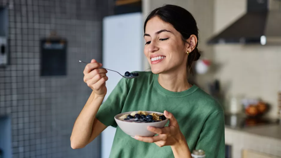 Snídáte zdravě misku vloček? Tyto přísady z ní udělají kalorickou bombu i zátěž pro játra nebo srdce