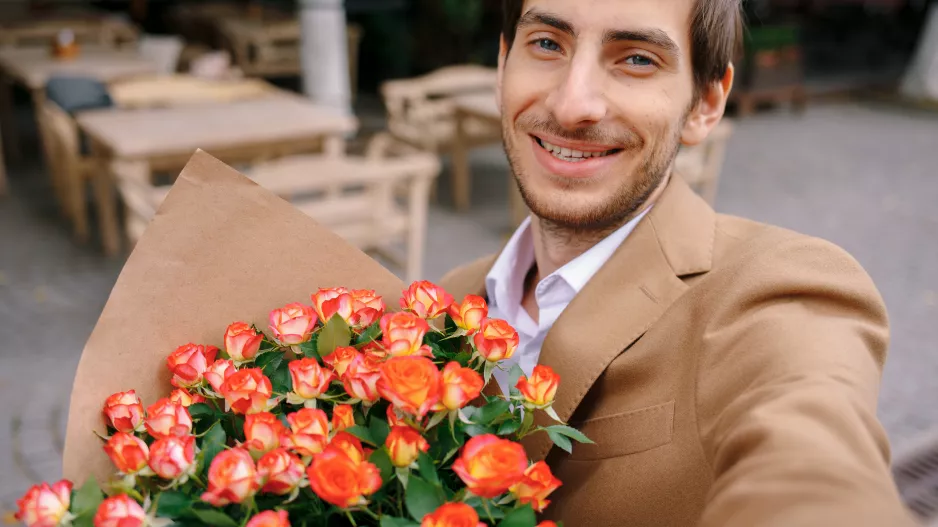 Kvíz: Znáte květomluvu? Zjistěte, co vám muž naznačuje kyticí, co znamená žlutá růže i lilie