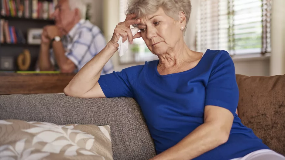 “Chtěli jsme synovi pomoct, ale on na nás hodil exekuci.” Paní Radmila s mužem mohou přijít o střechu nad hlavou