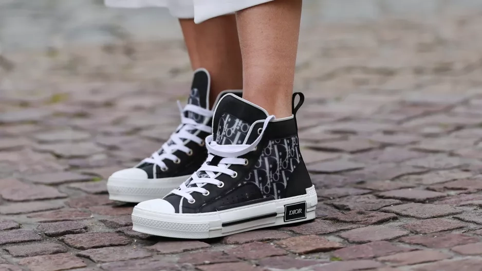 Nejpohodlnější boty všech dob jsou zpět: Plátěné tenisky se hodí ke kalhotám i šatům