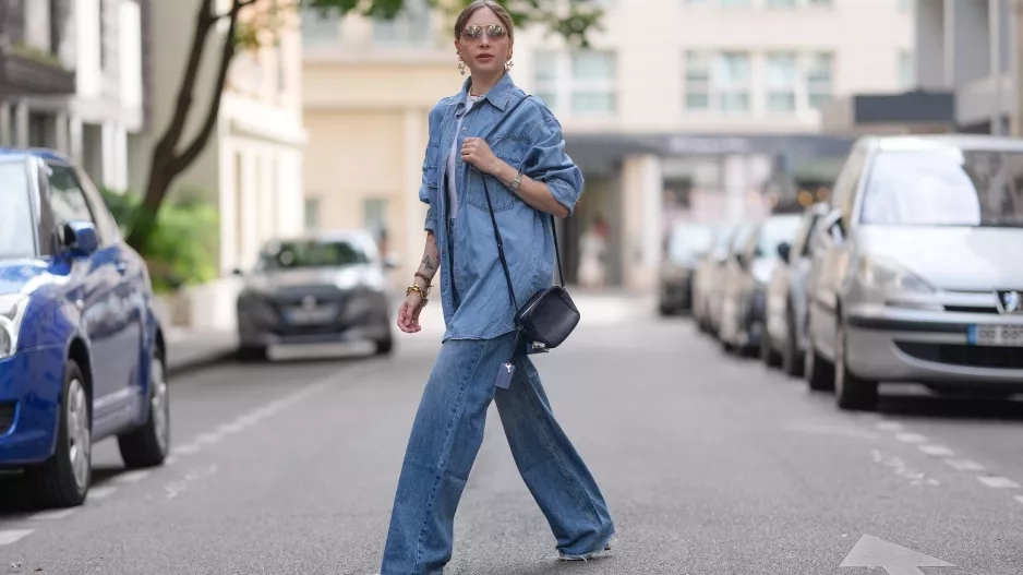 Denim budeme letos nosit víc než kdykoliv předtím. A zdaleka nepůjde jen o džíny
