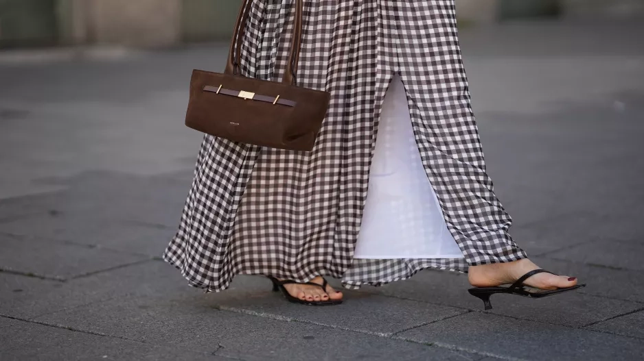 S oteplením se vracejí populární maxi sukně: Zjistěte, jaké trendy vzory letos letí